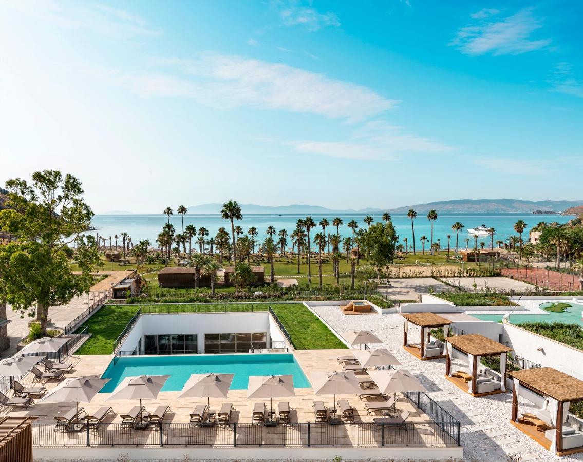 Radisson Collection Hotel, Bodrum Akyarlar Exteriör bild The resort's swimming pool